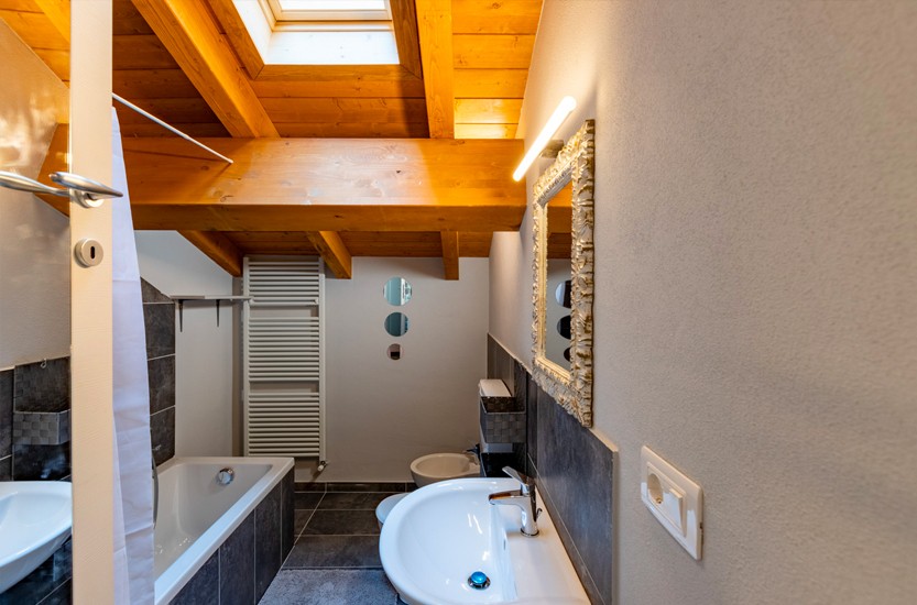 Bagno con travi in legno Incantevole Loft